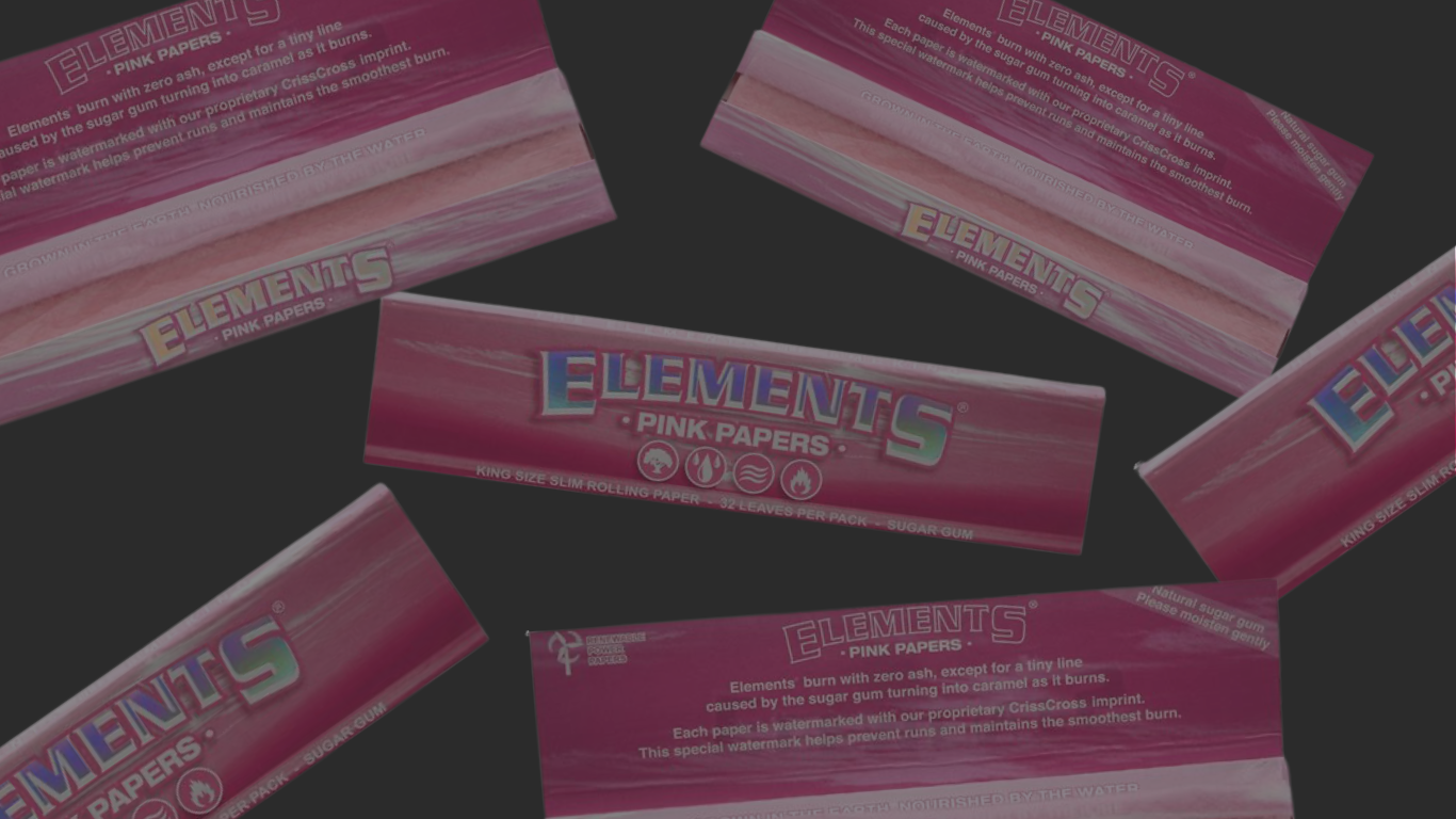 Elements Pink King Size Longpapes Banner: mehrere pinke „Elements Pink Papers“-Packungen auf dunkelgrauem Hintergrund, mittig eine horizontale King-Size-Packung, weitere Packungen schräg darum angeordnet.