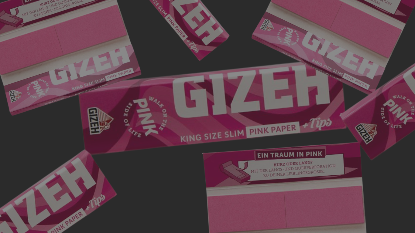 Banner mit Gizeh Pink King Size Slim Longpapes inklusive Tips: mehrere pinke Packungen auf dunkelgrauem Hintergrund, mittig eine große „GIZEH“-Packung, rundherum weitere Packungen und aufgeklappte Inhalte.