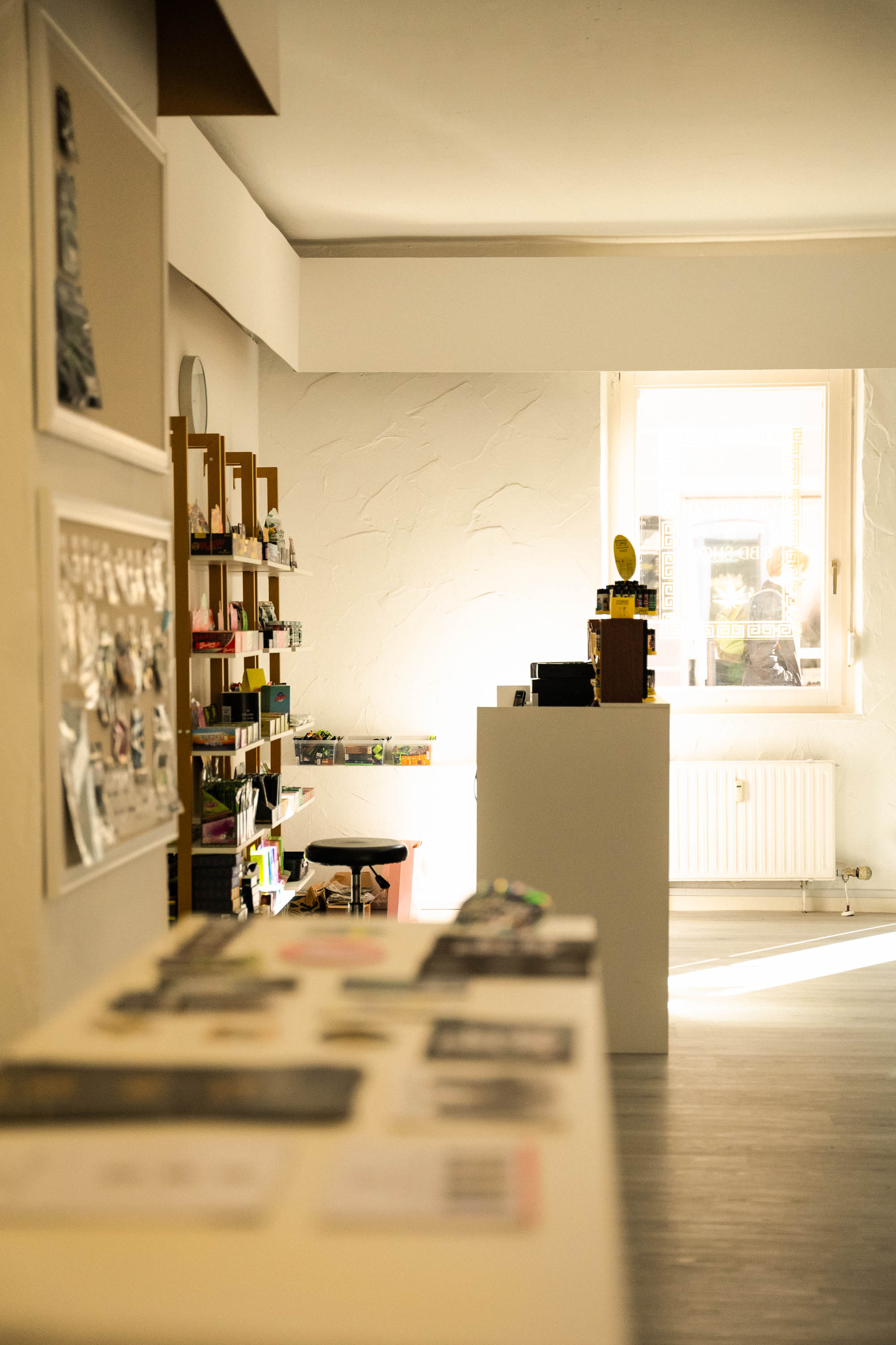 Golden Leaf Culture Headshop und CBD Shop Stuttgart: Innenansicht mit Regalwand, Tresen und hellem Schaufenster.