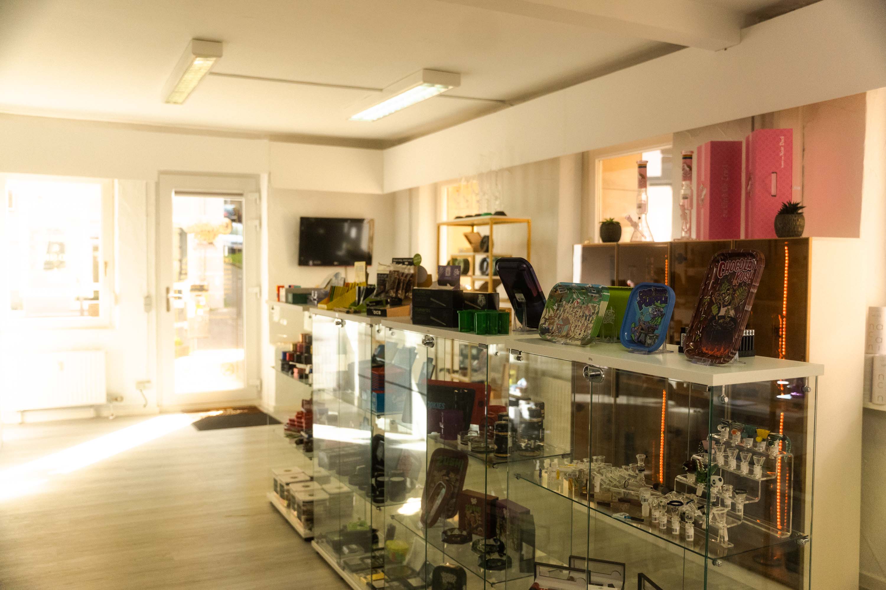 Golden Leaf Culture Headshop und CBD Shop Stuttgart: Innenansicht mit Glasvitrinen und Produktdisplays.